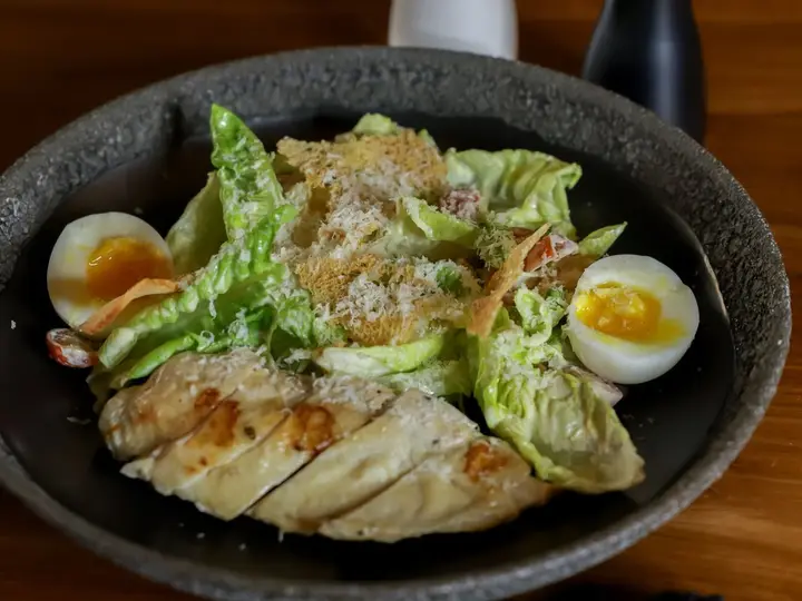 Ensalada César de Pollo Grillado