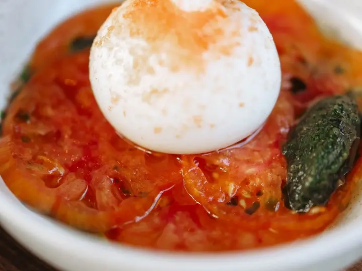 Ensalada de Burrata, Tomates Asados & Pesto