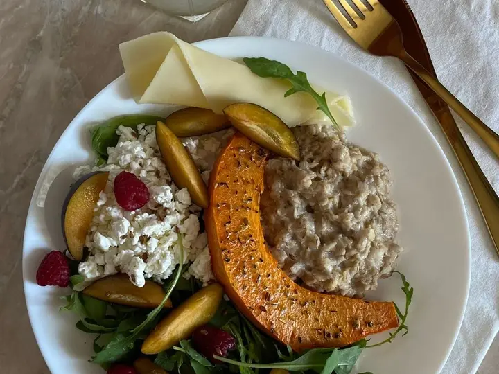 Ensalada Tibia de Quinoa, Calabaza & Rúcula