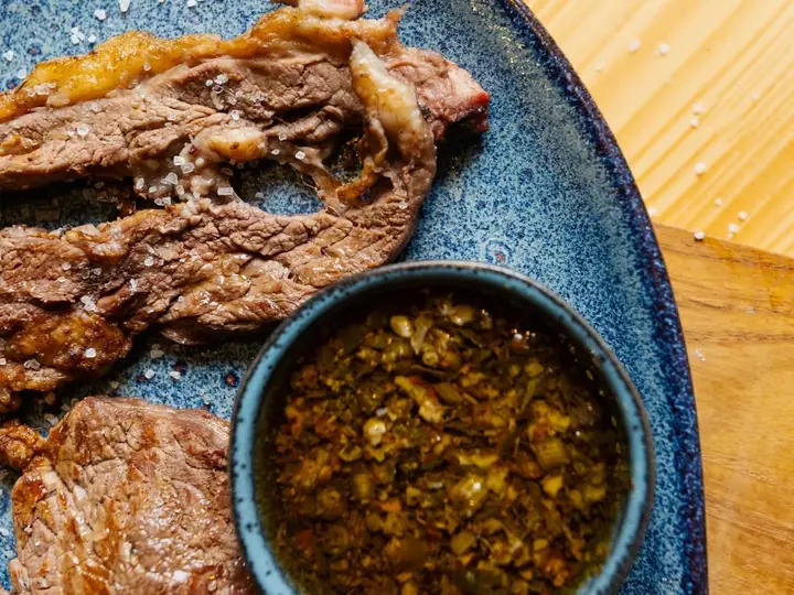 Entraña Grillada con Papas al Romero