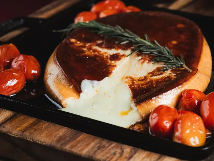 Provoleta Ahumada con Tomates Confitados