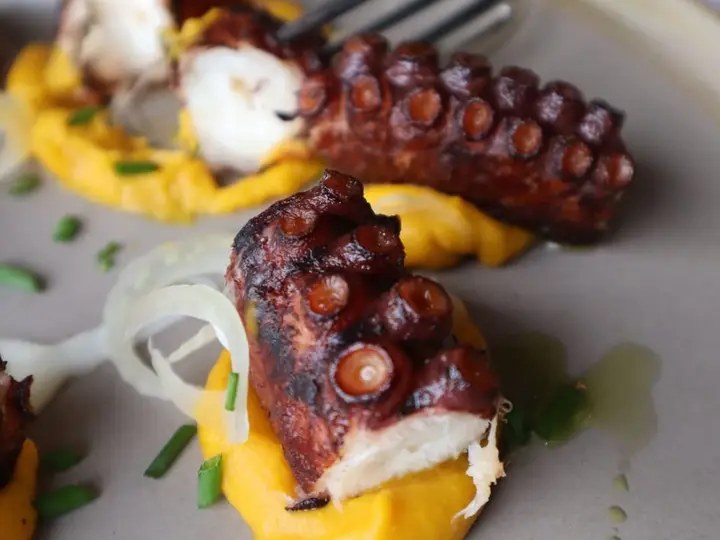 Pulpo a las Brasas con Papas Rotas