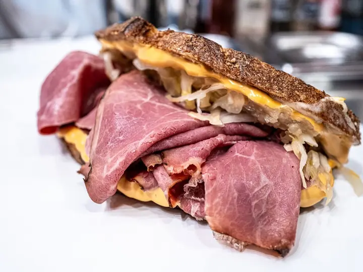 Sándwich de Pastrón Casero en Masa Madre