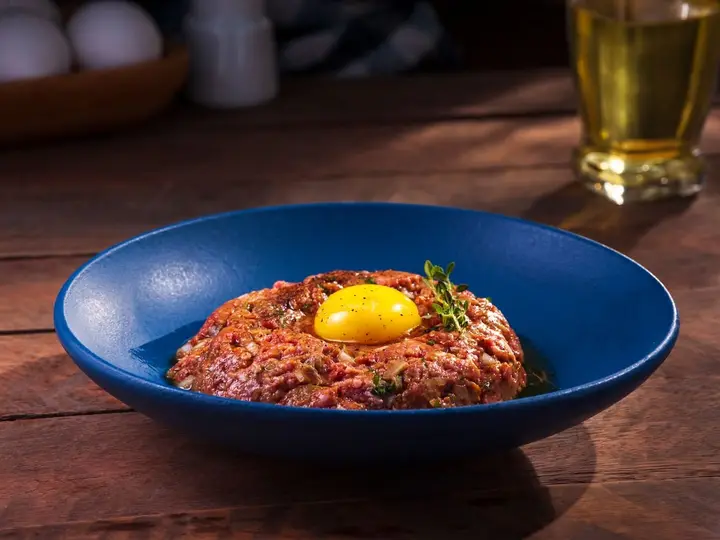 Tartar de Ojo de Bife, Yema & Pan Crocante