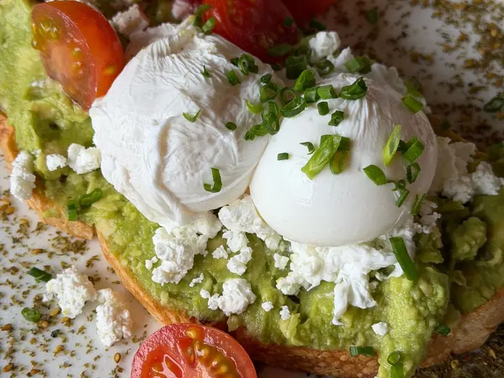Tostón de Palta, Huevo Poché & Semillas
