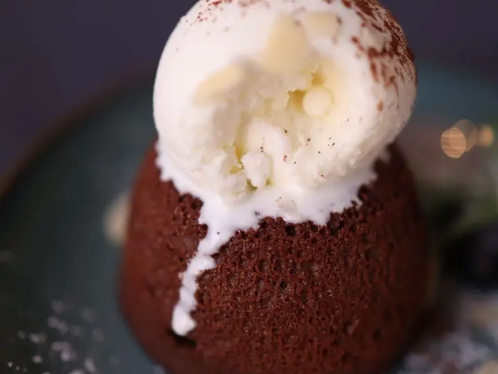 Volcán de Chocolate Amargo & Helado de Dulce de Leche